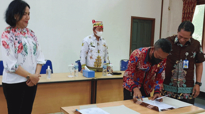 Kabid Pemerintahan Desa dan Kelurahan yang lama Hendry Januardy SE saat memandatanganii berita acara sertijab dengan Kabid baru Abikson disaksikan Kepala DPMD Lynda Kristiane Kamis 23 Februari 2023.