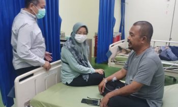 Kadinkes Kotim Umar Kaderi saat membesuk warga yang diduga mengalami keracunan di UGD RSUD dr Murjani Sampit Jumat malam 31 Maret 2023