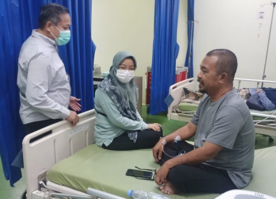 Kadinkes Kotim Umar Kaderi saat membesuk warga yang diduga mengalami keracunan di UGD RSUD dr Murjani Sampit Jumat malam 31 Maret 2023