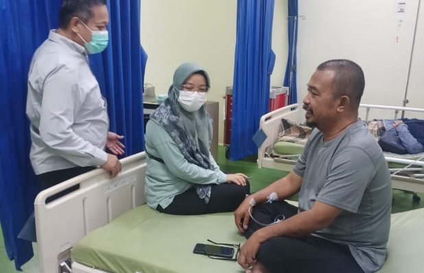 Kadinkes Kotim Umar Kaderi saat membesuk warga yang diduga mengalami keracunan di UGD RSUD dr Murjani Sampit Jumat malam 31 Maret 2023