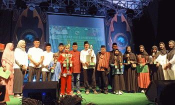 Kafilah Kelurahan Baamang Tengah menerima piala juara umum MTQ ke 52 Kecamatan Baamang di Stadion 29 November Jalan Tjilik Riwut Baamang Sampit.