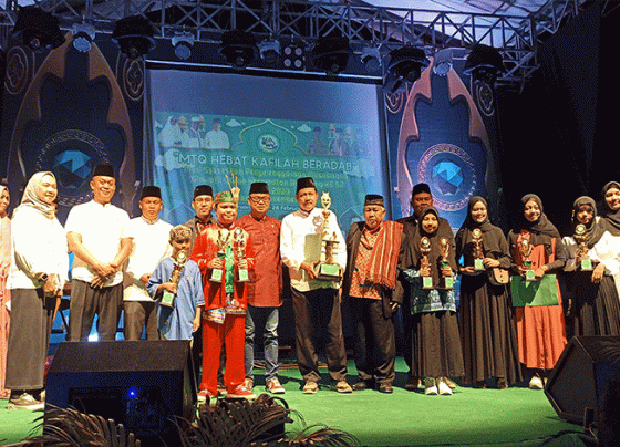 Kafilah Kelurahan Baamang Tengah menerima piala juara umum MTQ ke 52 Kecamatan Baamang di Stadion 29 November Jalan Tjilik Riwut Baamang Sampit.