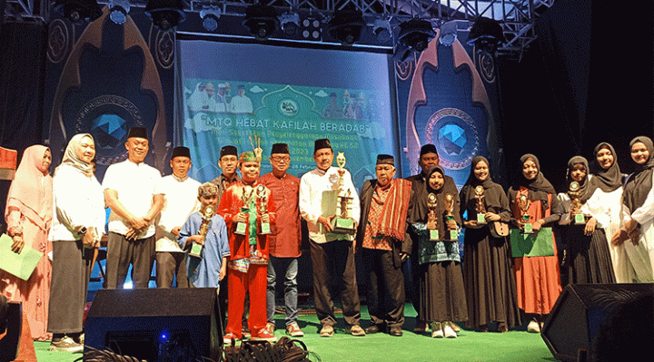 Kafilah Kelurahan Baamang Tengah menerima piala juara umum MTQ ke 52 Kecamatan Baamang di Stadion 29 November Jalan Tjilik Riwut Baamang Sampit.