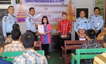 Kalapas Kelas IIB Sampit Agung Supriyanto menyerahkan surat remisi khusus kepada perwakilan WBP beragama hindu yang mendapatkan remisi.