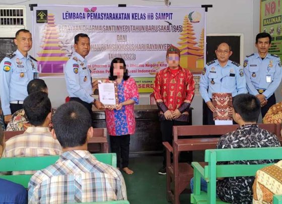 Kalapas Kelas IIB Sampit Agung Supriyanto menyerahkan surat remisi khusus kepada perwakilan WBP beragama hindu yang mendapatkan remisi.