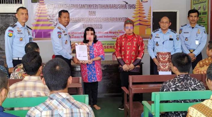 Kalapas Kelas IIB Sampit Agung Supriyanto menyerahkan surat remisi khusus kepada perwakilan WBP beragama hindu yang mendapatkan remisi.