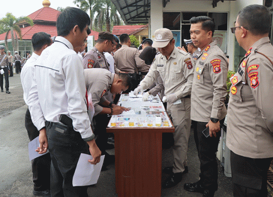 Kapolres Pulang Pisau Pantau pengumpulan urine para anggota Polres Pulang Pisau.