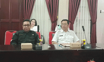 Kepala Badan Kesatuan Bangsa dan Politik Kesbangpol Murung Raya Nizam Chandrapati baju putih Rabu 25 Januari 2023.