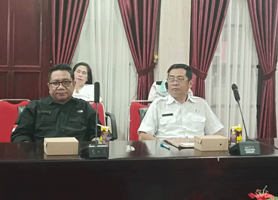 Kepala Badan Kesatuan Bangsa dan Politik Kesbangpol Murung Raya Nizam Chandrapati baju putih Rabu 25 Januari 2023.