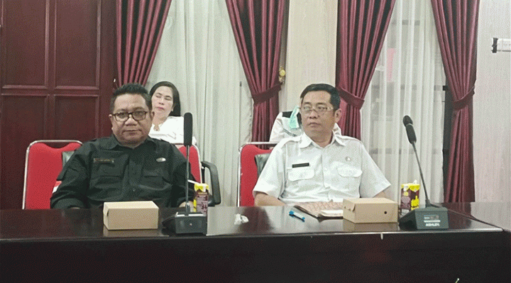 Kepala Badan Kesatuan Bangsa dan Politik Kesbangpol Murung Raya Nizam Chandrapati baju putih Rabu 25 Januari 2023.