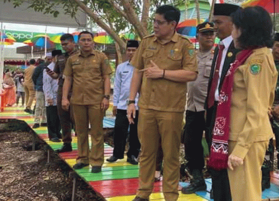 Kepala DLH Pulang Pisau saat mendamping Bupati Pulang Pisau meninjau kondisi Perkotaan belum lama ini.