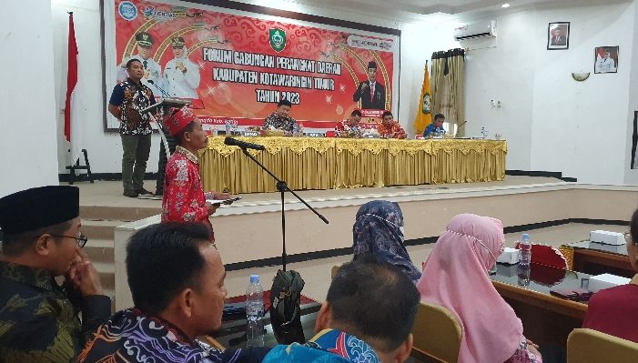 Kepala DPMD Kotim Raihansyah saat sambutan dalam audiensi dalam rangka observasi calon desa anti korupsi yang bertempat di aula Bappelitbangda Kotim