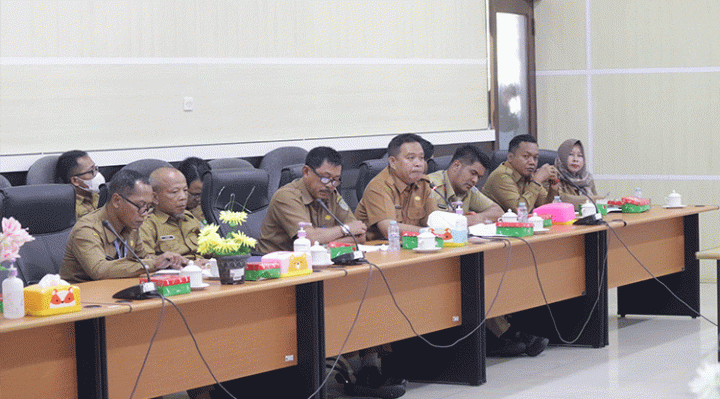 Kepala Dinas Pendidikan Seruyan Rusdi Hidayat bersama jajaran saat hadir dalam rapat kerja di DPRD Seruyan