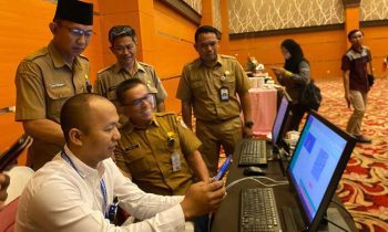 Kepala Disdukcapil Kotim Agus Tripurna Tangkasiang saat memantau registrasi aktivasi IKD.