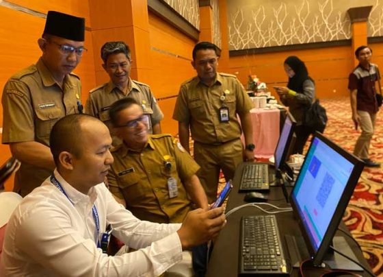 Kepala Disdukcapil Kotim Agus Tripurna Tangkasiang saat memantau registrasi aktivasi IKD.