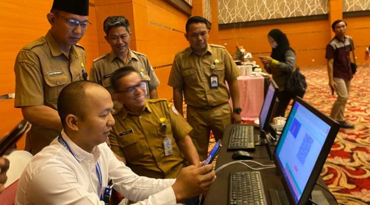 Kepala Disdukcapil Kotim Agus Tripurna Tangkasiang saat memantau registrasi aktivasi IKD.