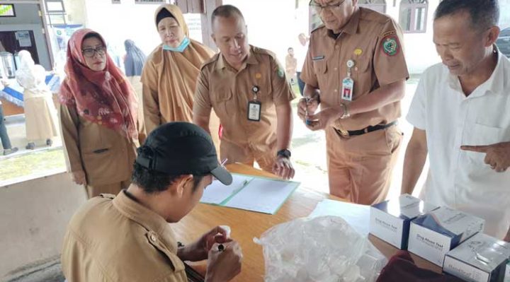 Kepala Kesbangpol Kotim Sanggul Lumban Gaol dan para pegawai saat akan menjalani tes urine di kantor Kesbangpol Kotim Selasa 21 Maret 2023.