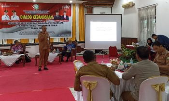 Kepala Kesbangpol Kotim Sanggul Lumban Gaol saat menjadi narasumber pada Dialog Kebangsaan di Gedung Wanita Sampit Senin 20 Maret 2023.