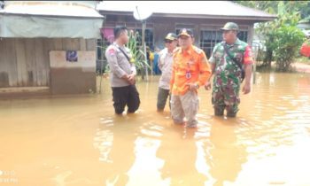 Kepala Pelaksana BPBD Katingan Markus bersama personel TNI dan Polri meninjau banjir di Katingan Tengah