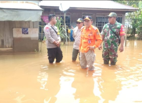 Kepala Pelaksana BPBD Katingan Markus bersama personel TNI dan Polri meninjau banjir di Katingan Tengah