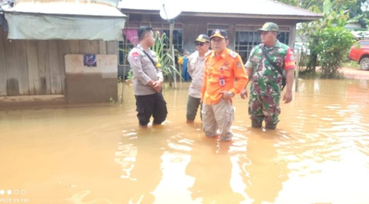 Kepala Pelaksana BPBD Katingan Markus bersama personel TNI dan Polri meninjau banjir di Katingan Tengah