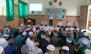 Kepala SDIT Al Madaniyah Samuda Mutaqin Saufi saat memyampaikan materi saat Pesantren Kilat Ramadan.