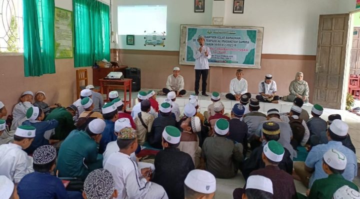 Kepala SDIT Al Madaniyah Samuda Mutaqin Saufi saat memyampaikan materi saat Pesantren Kilat Ramadan.