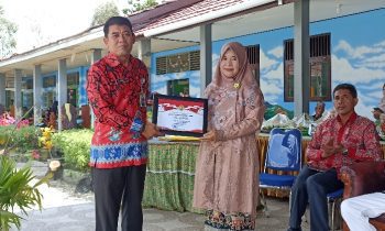 Kepala SMPN 3 Sampit Siti Khadijah menerima penghargaan karya terinspiratif terbanyak saat perayaan HUT ke 44 SMPN 3 Sampit Sabtu 4 Maret 2023