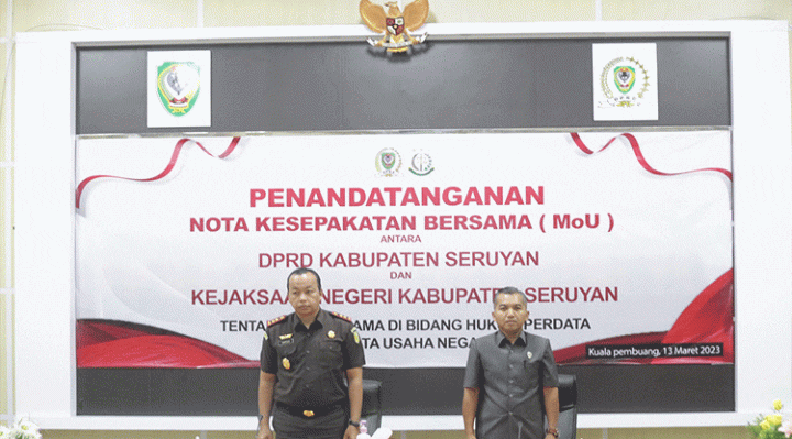 Ketua DPRD Seruyan Zuli Eko Prasetyo bersama Kepala Kejaksaan Negeri Seruyan Gusti Hamdani saat penandatanganan Nota Kesepakatan MoU