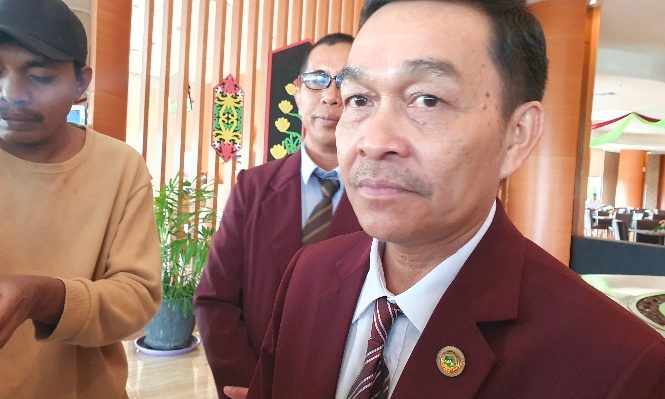 Ketua DPW PPNI Kalteng Riduan saat diwawancarai sejumlah wartawan.