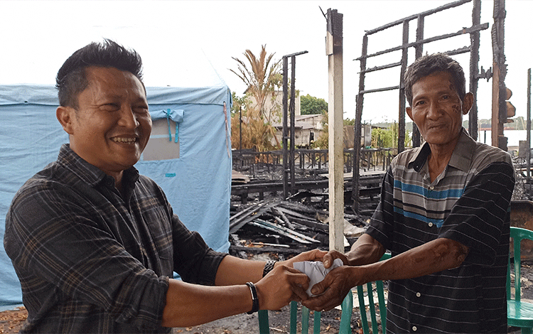 Kuntau Bangkui Selamat Serahkan Bantuan ke Korban Kebakaran Baamang Hulu