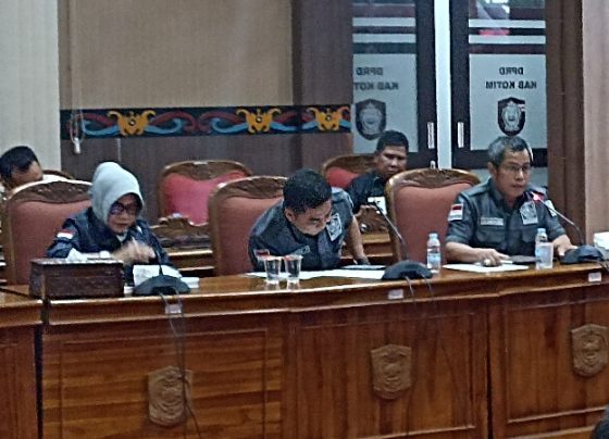 Ketua Fraksi Partai Demokrat DPRD Kotim Sihol Parningotan Lumban Gaol paling kanan saat RDP Galian C Rabu 8 Maret 2023