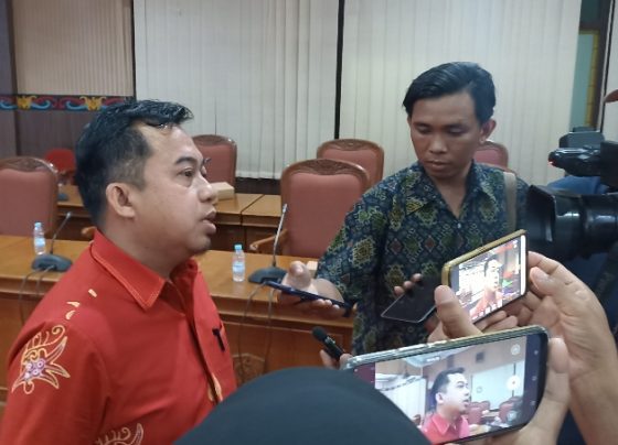 Ketua Komisi I DPRD Kotim Rimbun baju merah saat wawancara dengan pers pasca RDP di Rapat Paripurna Kamis 9 Maret 2023.