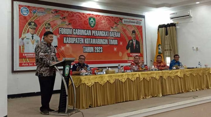 Ketua Tim Observasi Desa Antikorupsi dari Ditpermas KPK RI Friesmount Wongso berdiri di mimbar yang menyatakan ada 41 kasus korupsi desa di Kalteng Jumat 3 Maret 2023