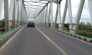 Lalu lintas di Jembatan Sei Katingan Rabu 22 Maret 2023.