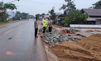 Lokasi kecelakaan Mobil Toyota Fortuner yang menabrak dua buruh bangunan di Cempaka Mulia Barat Rabu 1 Februari 2023.