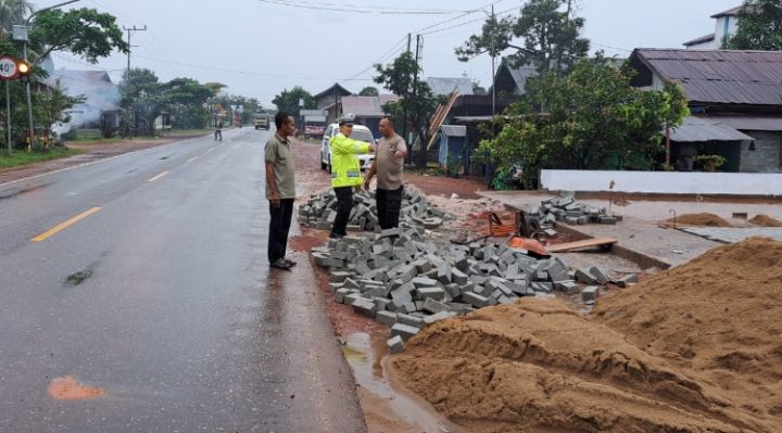 Lokasi kecelakaan Mobil Toyota Fortuner yang menabrak dua buruh bangunan di Cempaka Mulia Barat Rabu 1 Februari 2023.