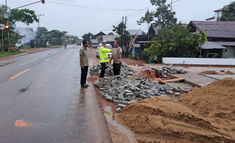Fortuner Tabrak Dua Buruh Bangunan di Cempaga