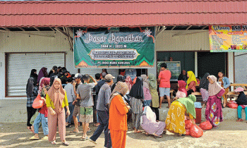 Masyarakat tampak antusias menukarkan kopun Pasar Murah Ramadan yang digelar PT Indo Muro Kencana IMK di Koperasi Ini Milik Kita Sabtu 25 Maret 2023.
