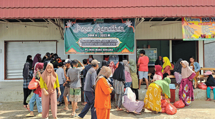 Masyarakat tampak antusias menukarkan kopun Pasar Murah Ramadan yang digelar PT Indo Muro Kencana IMK di Koperasi Ini Milik Kita Sabtu 25 Maret 2023.