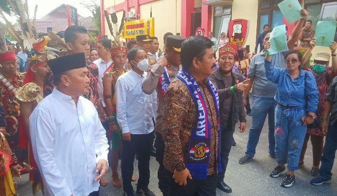 Menteri ATRBPN Hadi Tjahjanto didampingi Kapolda dan Gubernur disambut ratusan korban mafia tanah di Mapolda Kalteng Jumat 24 Maret 2023.