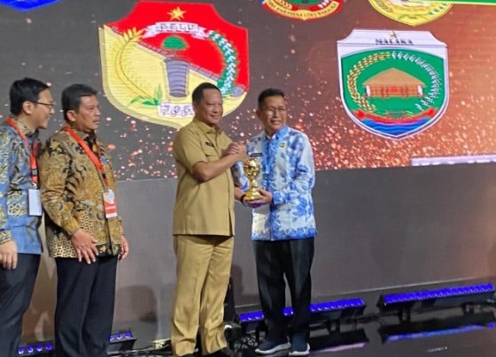 Menteri Dalam Negeri Tito Karnavian menyerahkan penghargaan UHT kepada Wakil Bupati Murung Raya Rejikinoor Selasa 14 Februari 2023.