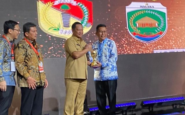 Menteri Dalam Negeri Tito Karnavian menyerahkan penghargaan UHT kepada Wakil Bupati Murung Raya Rejikinoor Selasa 14 Februari 2023.