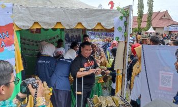 Momen saat Bupati Kotim Halikinnor membeli pepes ikan yang dimasak dengan briket karya daur ulang limbah SMPN 3 Sampit beberapa waktu lalu.