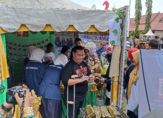 Momen saat Bupati Kotim Halikinnor membeli pepes ikan yang dimasak dengan briket karya daur ulang limbah SMPN 3 Sampit beberapa waktu lalu.