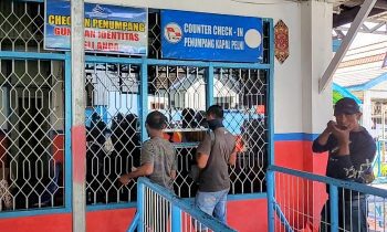 Para calon penumpang saat mendaftarkan tiketnya ke loket operator pelayaran di Terminal Pelabuhan Sampit.