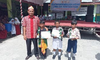 Para juara 123 cabor pencak silat putera O2SN menerima penghargaan pada penutupan O2SN Baamang di SDN 9 Baamang Tengah Sampit Kamis 9 Maret 2023
