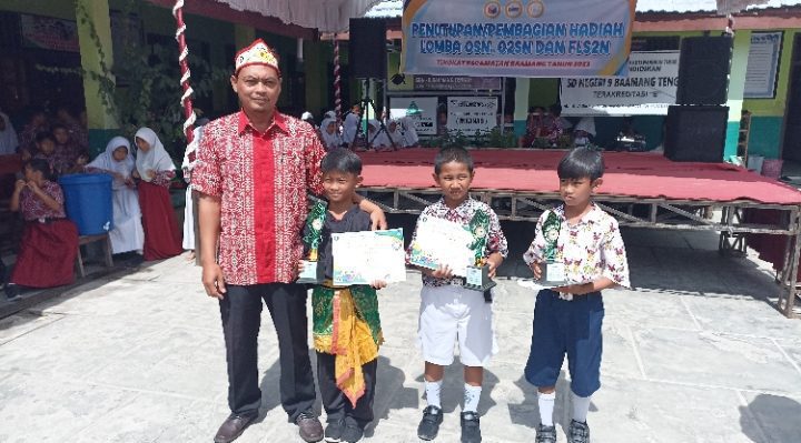 Para juara 123 cabor pencak silat putera O2SN menerima penghargaan pada penutupan O2SN Baamang di SDN 9 Baamang Tengah Sampit Kamis 9 Maret 2023