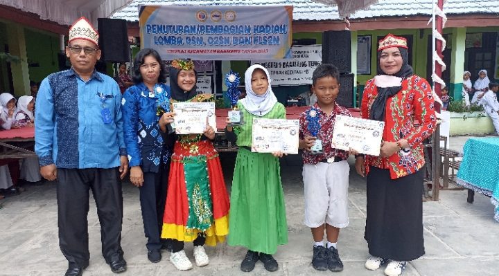 Para juara cabang lomba vokal solo menerima penghargaan pada prosesi penutupan di SDN 9 Baamang Tengah Sampit Kamis 9 Maret 2023.