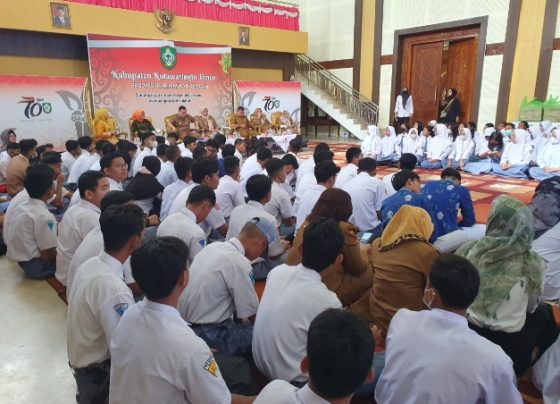 Para pelajar saat mengikuti dialog bersama Bupati Kotawaringin Timur Halikinnor dan LSM Lentera Kartini Senin 13 Maret 2023